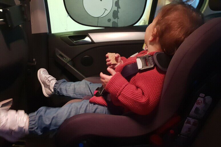 Dimenticata in auto sotto il sole: muore bimba di 20 mesi