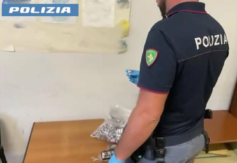 Chili di droga nel garage catanese