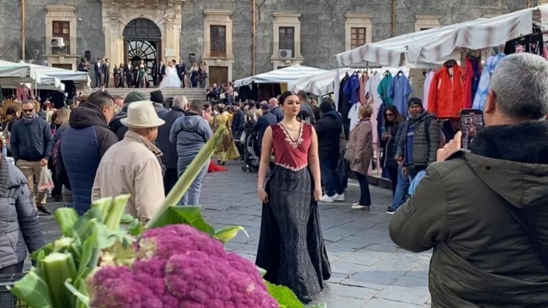 Sant'Agata: sfilata tra le bancarelle della fera 'o luni