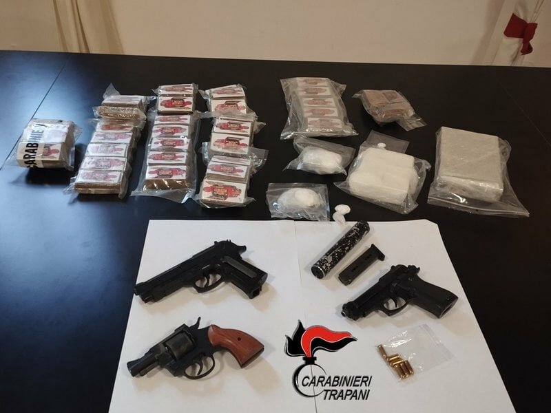 Armi e droga tra le pizze: tre arresti