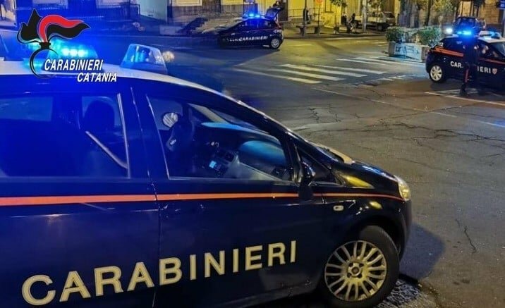 Ci sono i carabinieri: si sdraia sotto la macchina