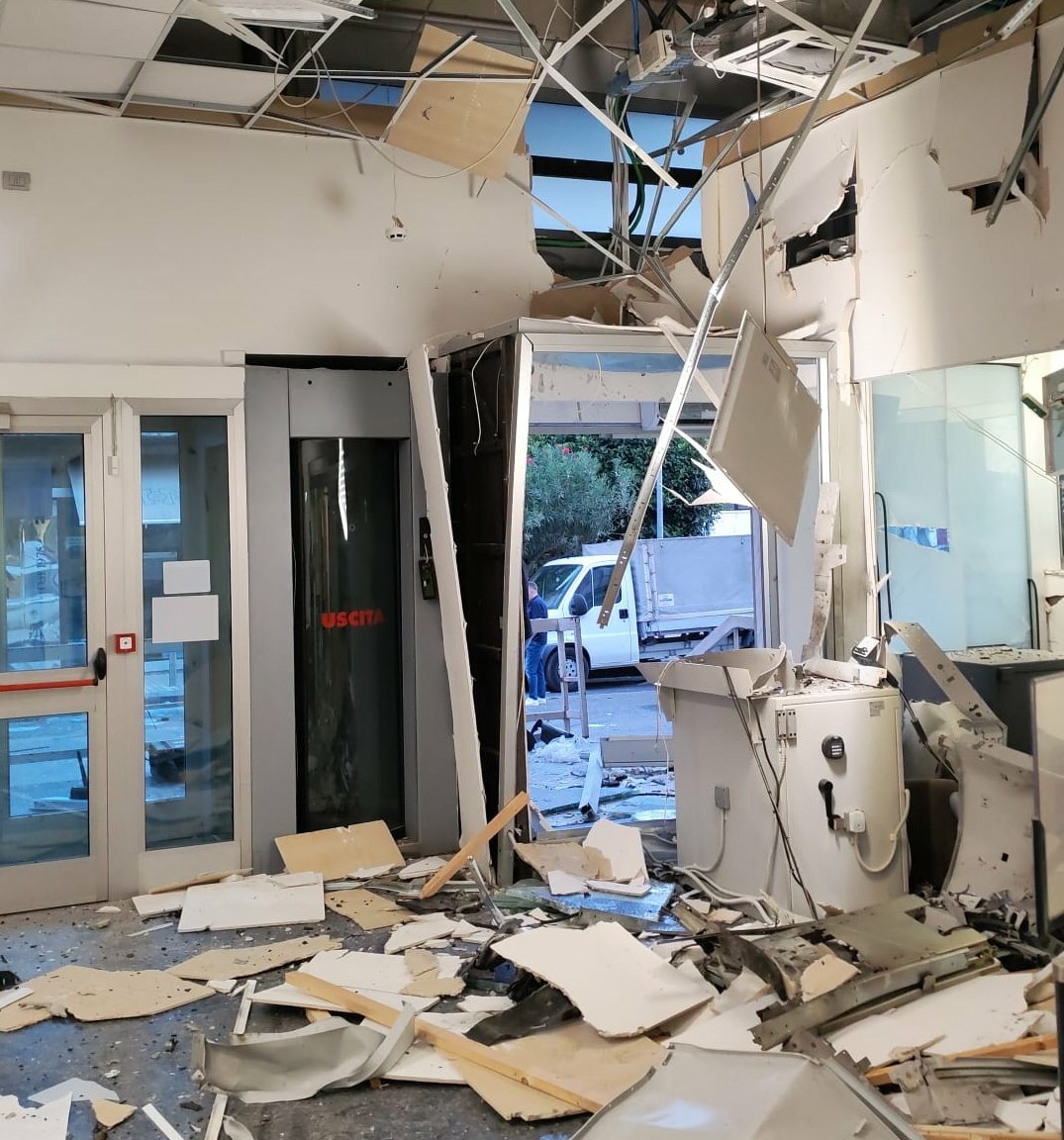 Piazzano ordigno, ma il colpo al bancomat fallisce Piazzano ordigno, ma il colpo al bancomat fallisce