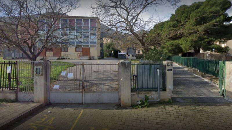 Danno fuoco alla scuola e filmano tutto coi cellulari