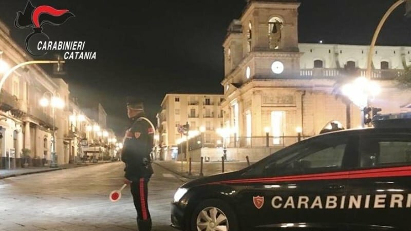 Lo schiaffeggia e gli ruba la Mercedes, poi la folle fuga