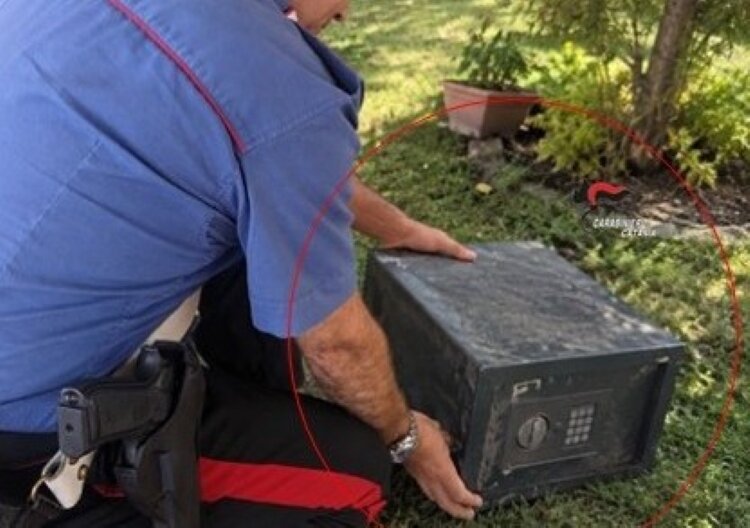 I carabinieri bussano alla porta e lui getta la cassaforte dal balcone