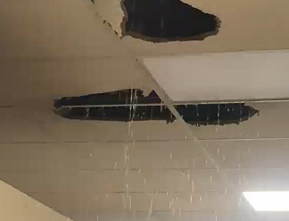 Piove dentro la scuola: inizio di lezioni shock nel Catanese VIDEO Piove dentro la scuola: inizio di lezioni shock nel Catanese VIDEO