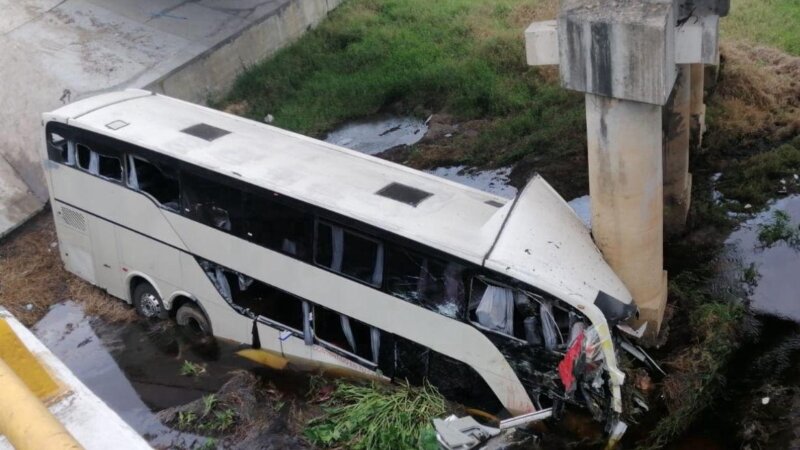 Bus si ribalta in autostrada: 12 morti in Messico