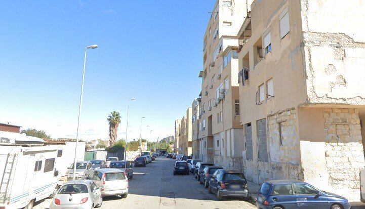 Gambizzato mentre passeggiava