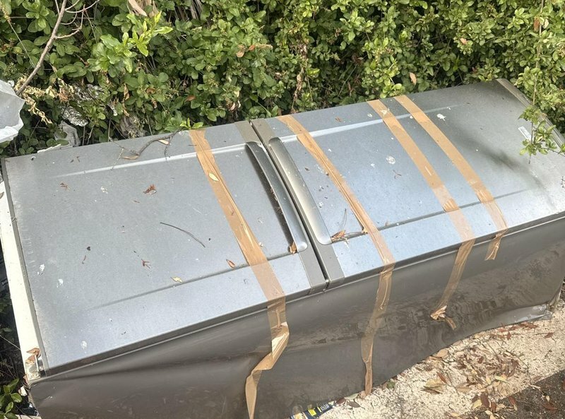 Frigorifero e passeggino 'scaricati' in strada