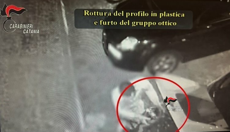 Rubavano pezzi d'auto: 'Stacchiamo tutto, 'mbare'