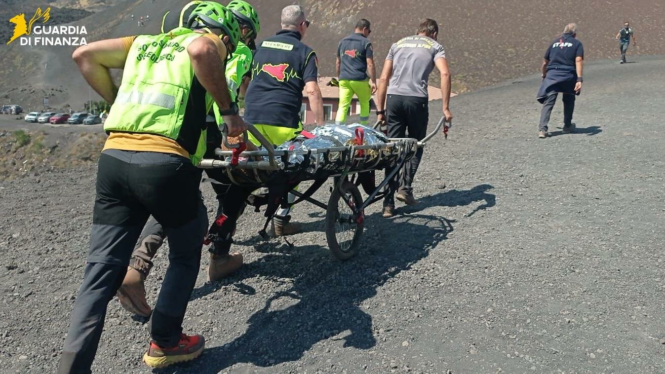 Corsa in barella sull'Etna