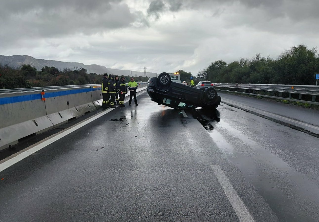 Macchina si ribalta sulla statale: ferito il conducente