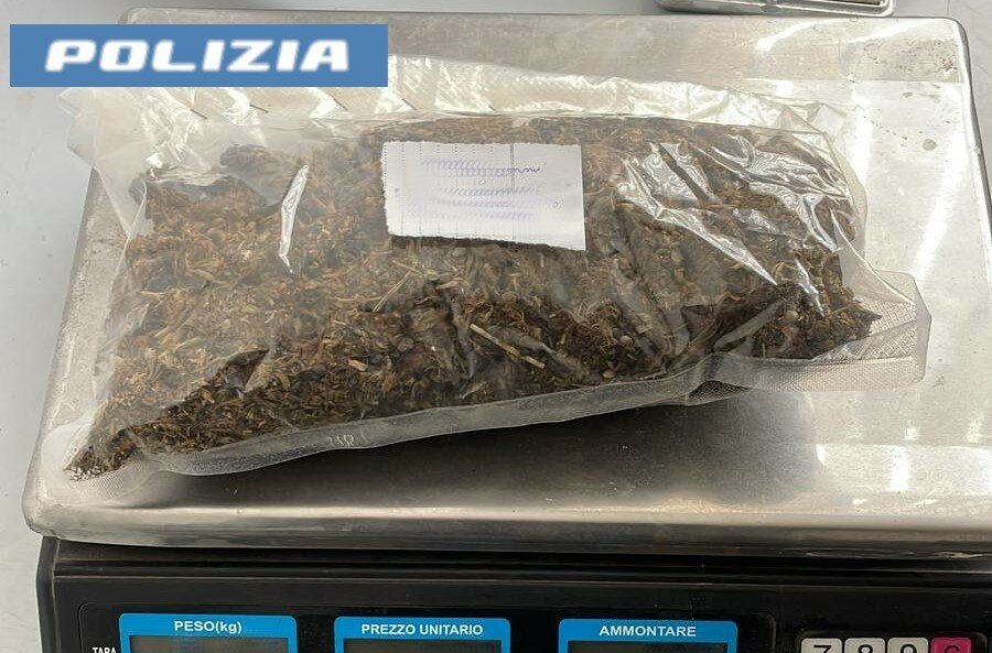 Catania: inseguito dalla polizia, lancia la droga per strada