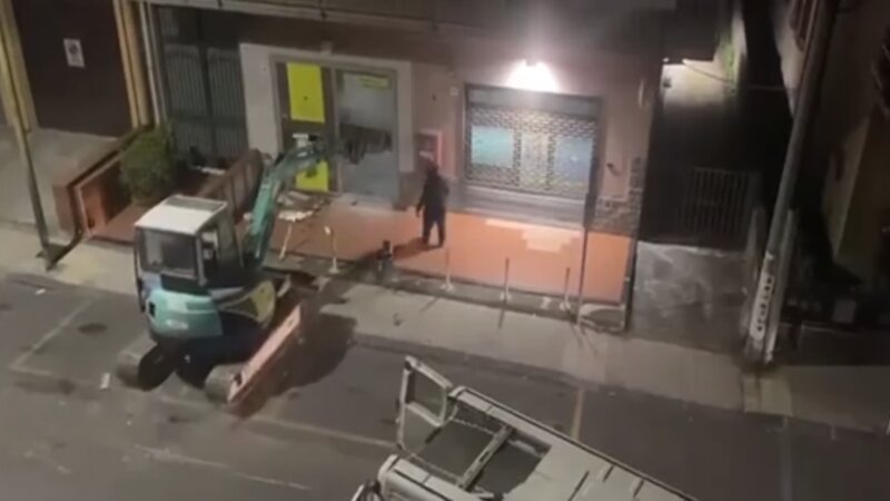 Sradicano bancomat con l'escavatore