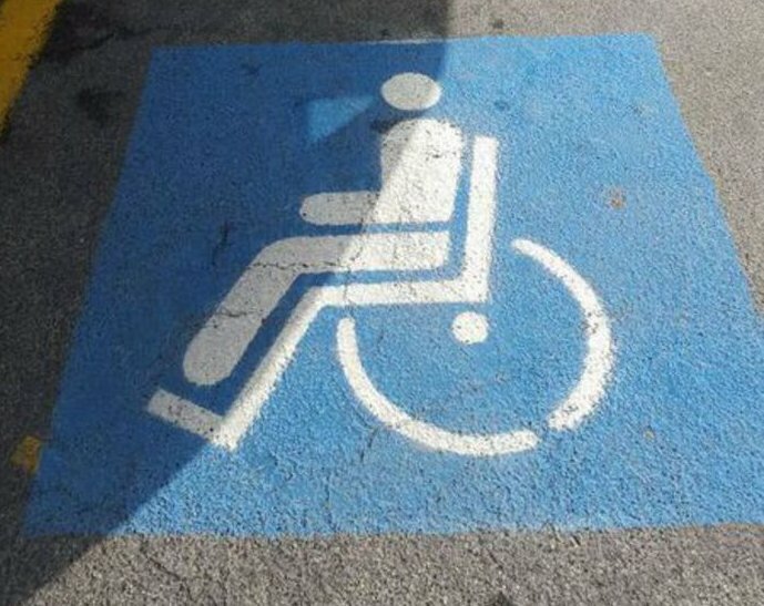 Si finge avvocato e truffa il padre di un disabile