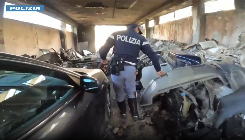 Nel capannone catanese pezzi d'auto rubati Nel capannone catanese pezzi d'auto rubati