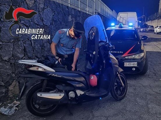A spasso a San Giovanni La Punta con droga e coltelli