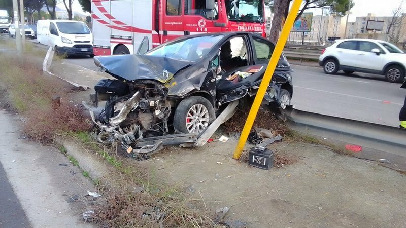 Con l'auto contro guard rail: grave ventenne