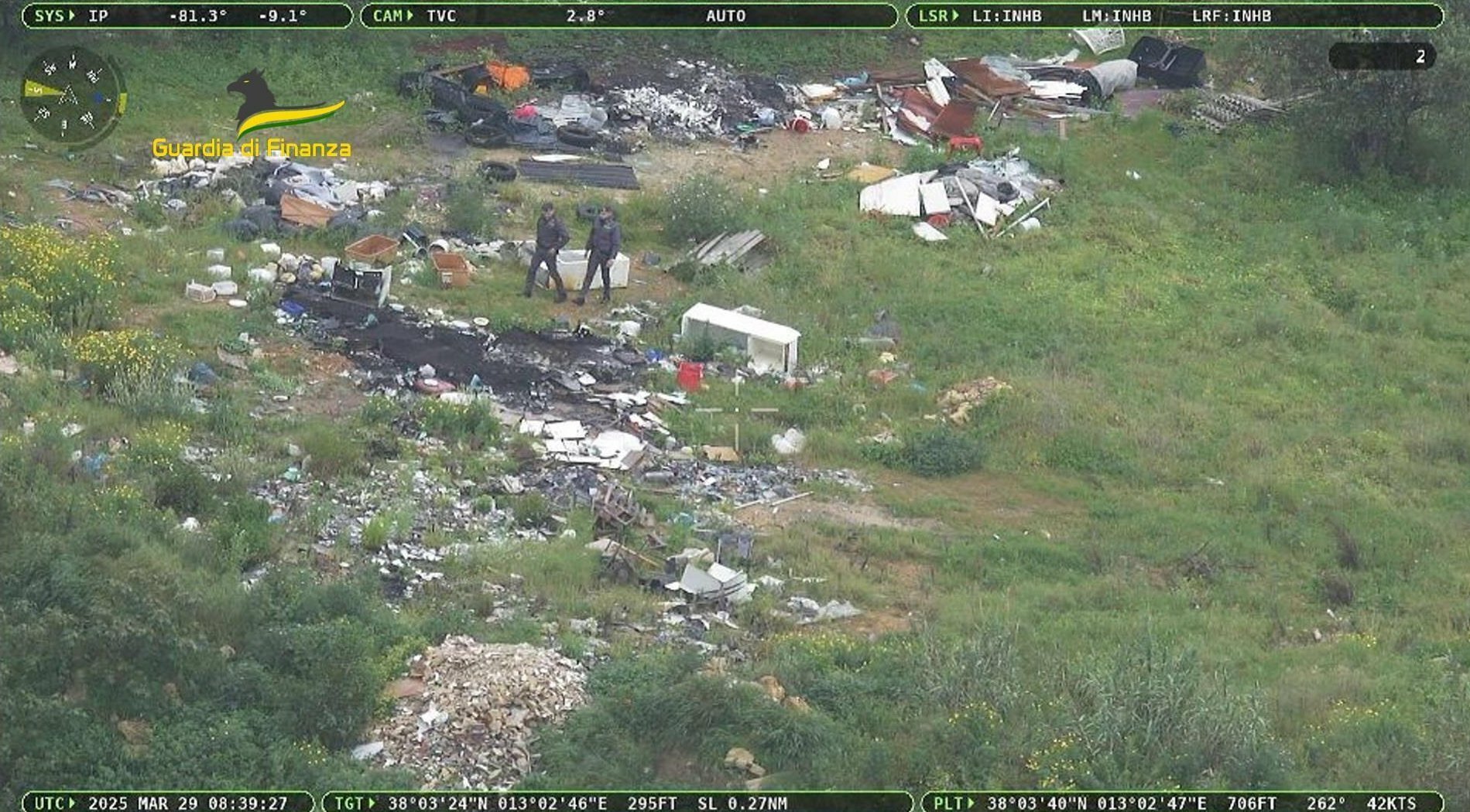 Scaricavano eternit e rifiuti ferrosi in discarica abusiva