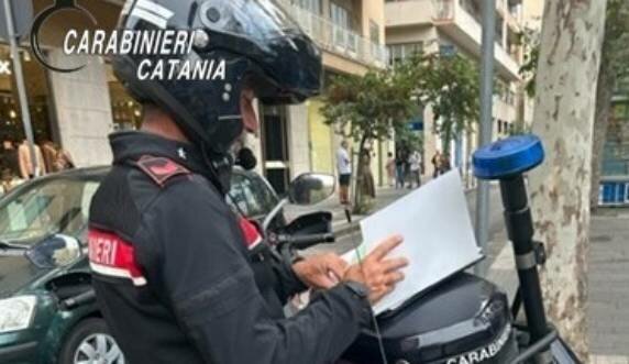 Ruba profumo in via Etnea e scappa: preso