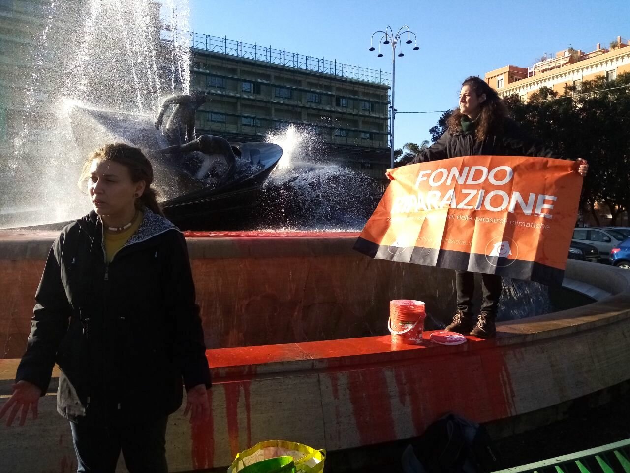 5.ATTIVISTA-CON-STRISCIONE-E-MANI-ROSSE.jpeg 5.ATTIVISTA-CON-STRISCIONE-E-MANI-ROSSE.jpeg