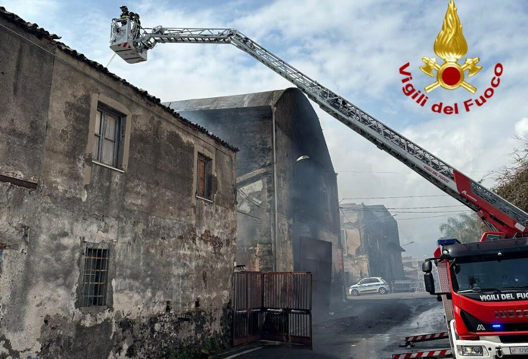 Grosso incendio a Catania, chiusa la strada