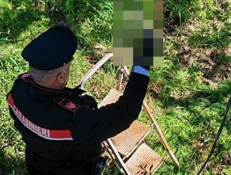 Vuole farla finita: telefona alla polizia in lacrime