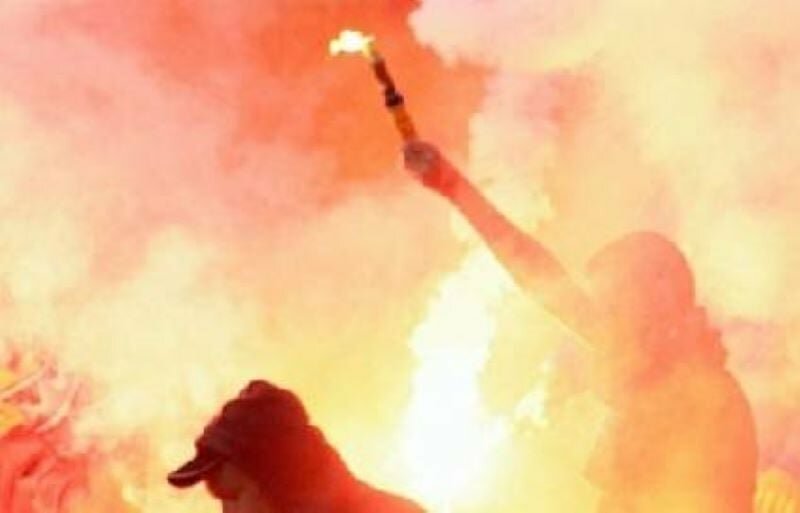 Fumogeni sugli spalti e in campo al Falcone Borsellino: beccati 9 ultras