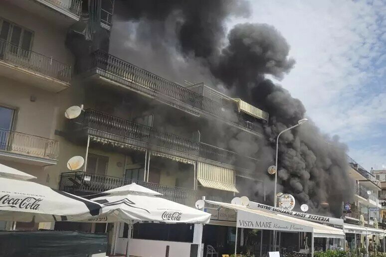 Scoppia incendio nel ristorante: panico a Giardini Naxos