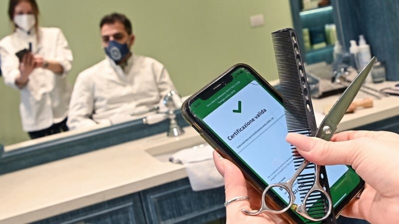 Clienti col green pass, parrucchieri no