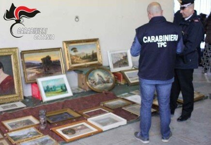 Venditori abusivi al mercatino delle pulci