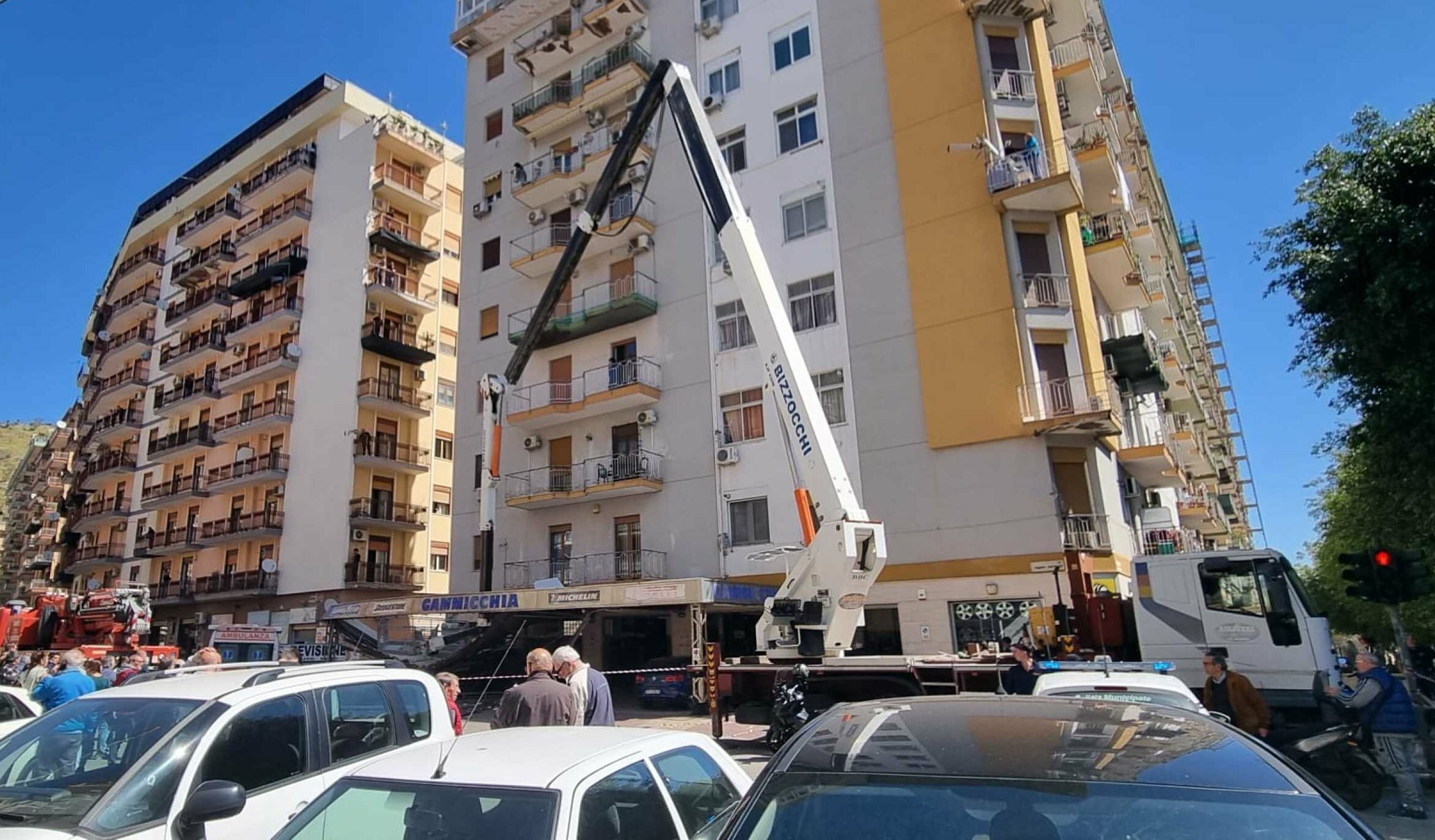 Due operai precipitano da una gru e muoiono