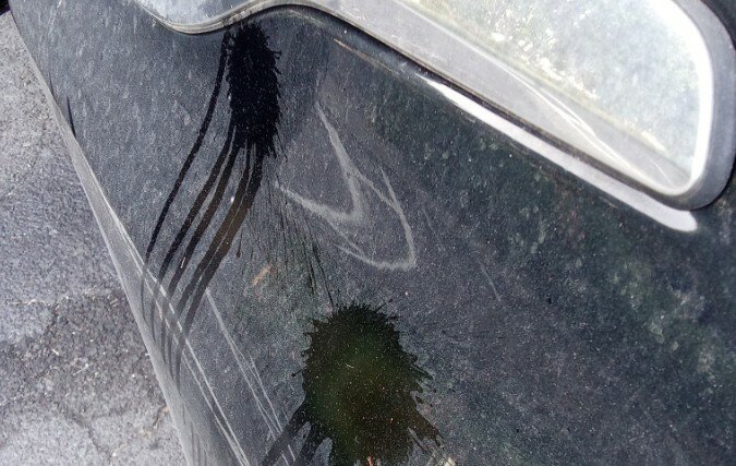 Uova contro l'auto del presidente Arcigay