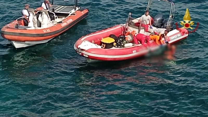 Catania, cadavere in mare alla scogliera