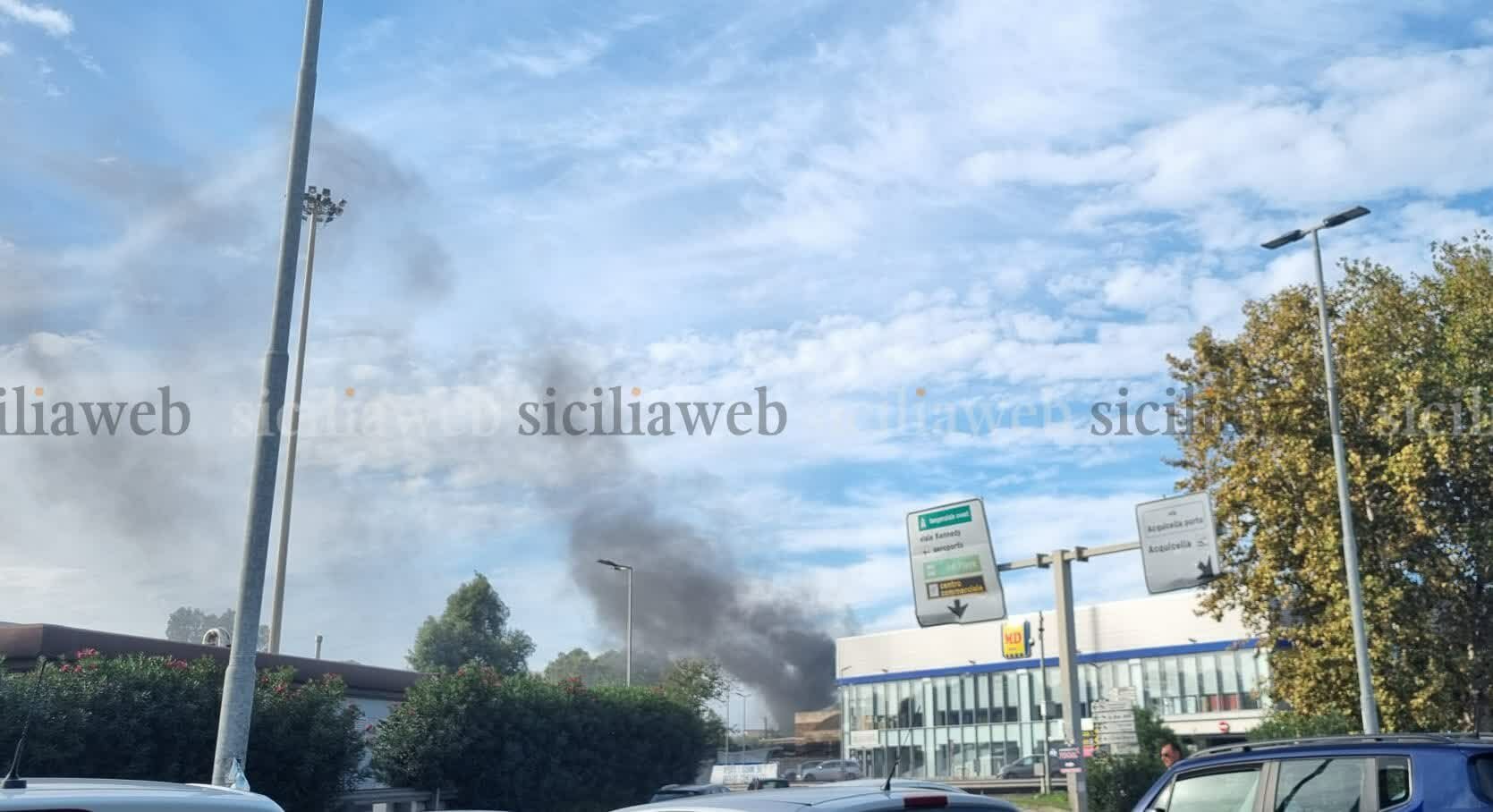 Fumo e fiamme alte a San Giuseppe La Rena