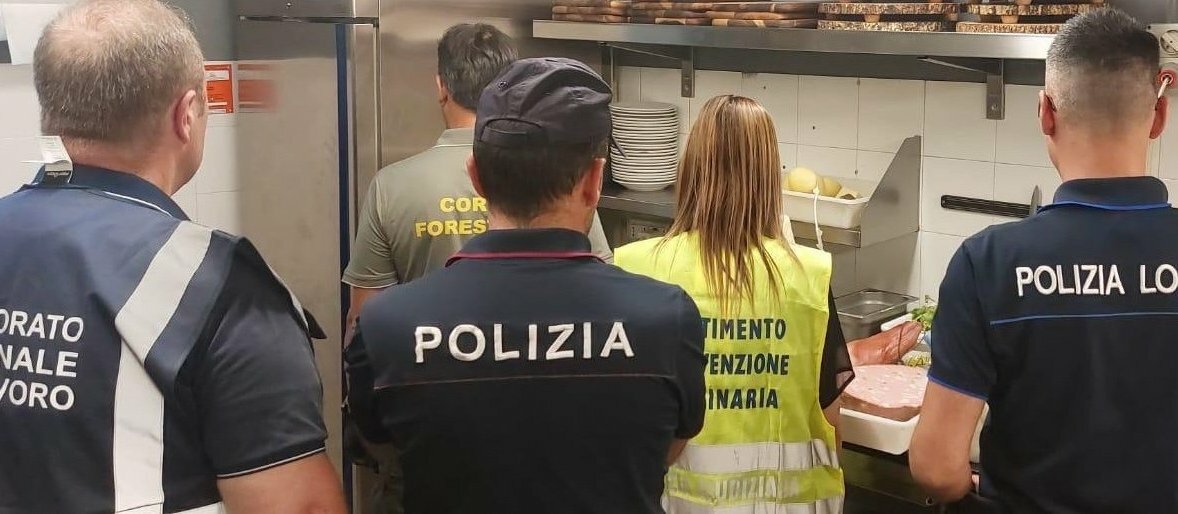 C'&egrave; la polizia nel ristorante catanese: lavoratore in nero scappa dalla finestra
