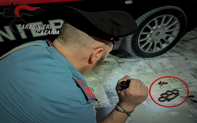 Diciottenne catanese con tirapugni e bastone in auto
