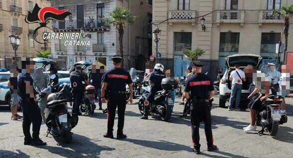 Ciclista ignora l'alt in piazza Stesicoro e cerca di investire il vigile