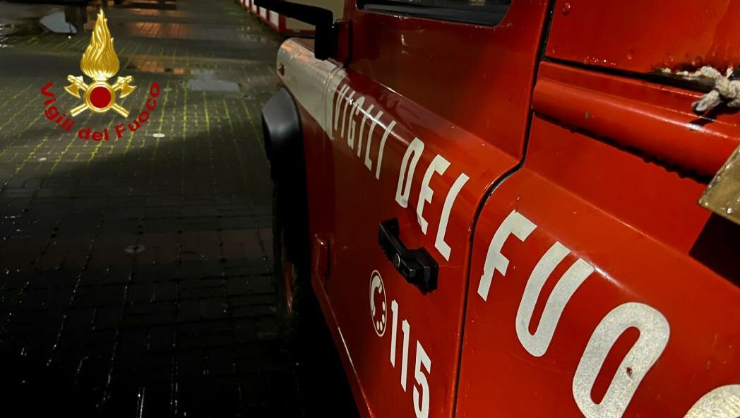 A fuoco l'auto del capo della polizia locale