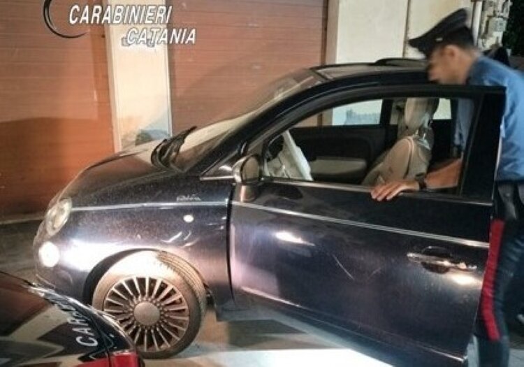 Svuota l'auto parcheggiata al centro di Catania: preso