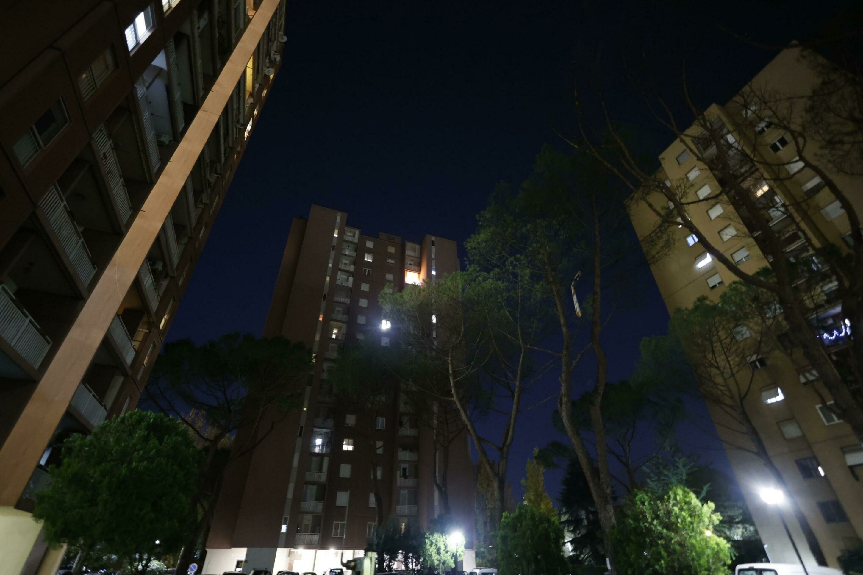 Ragazzino gi&ugrave; dal decimo piano, ipotesi suicidio