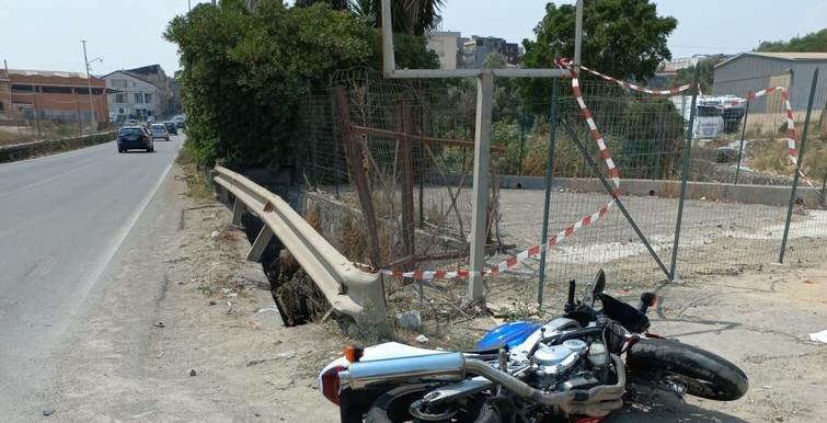 Moto contro furgone, muore 37enne