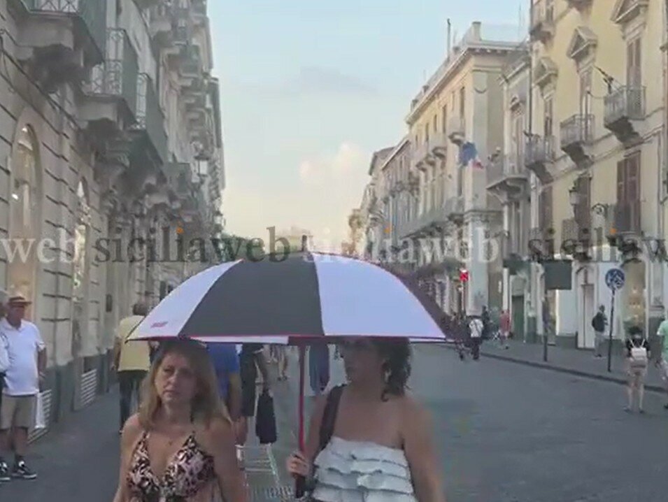 Piove cenere su Catania, aeroporto bloccato fino alle 6 del mattino