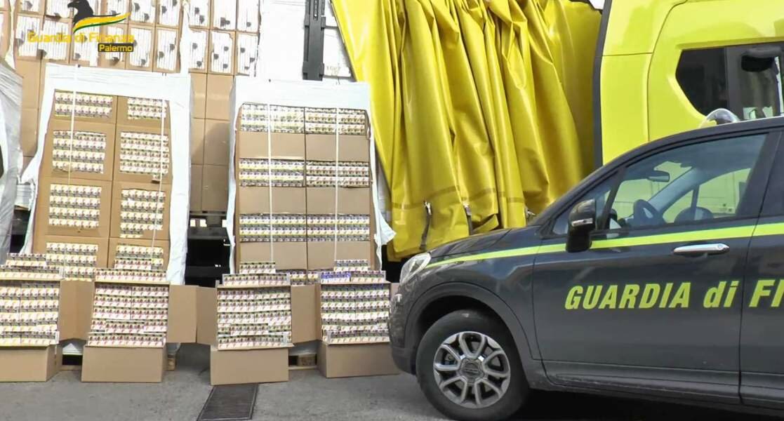 Spediti per posta 70 kg di sigarette illegali