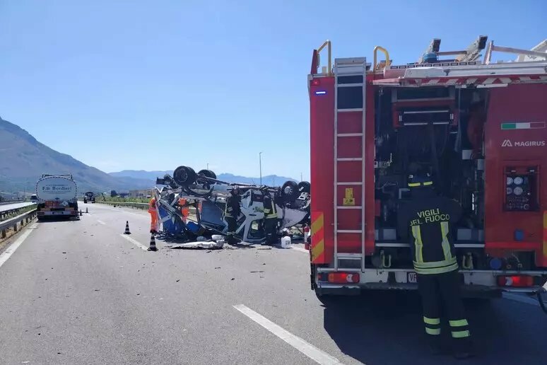 Autocisterna piomba su furgone Anas: traffico in tilt sulla Palermo-Catania Autocisterna piomba su furgone Anas: traffico in tilt sulla Palermo-Catania
