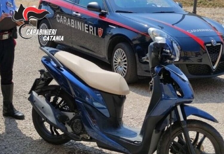 Ruba un casco dal parcheggio, ma viene ripreso dalle telecamere