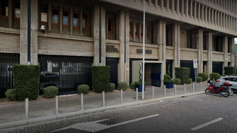 Punta scooter come il suo e tenta di rubare bauletto Punta scooter come il suo e tenta di rubare bauletto