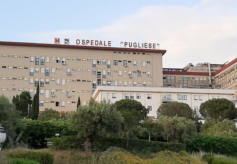 Bimba cade dalla finestra, la madre si suicida