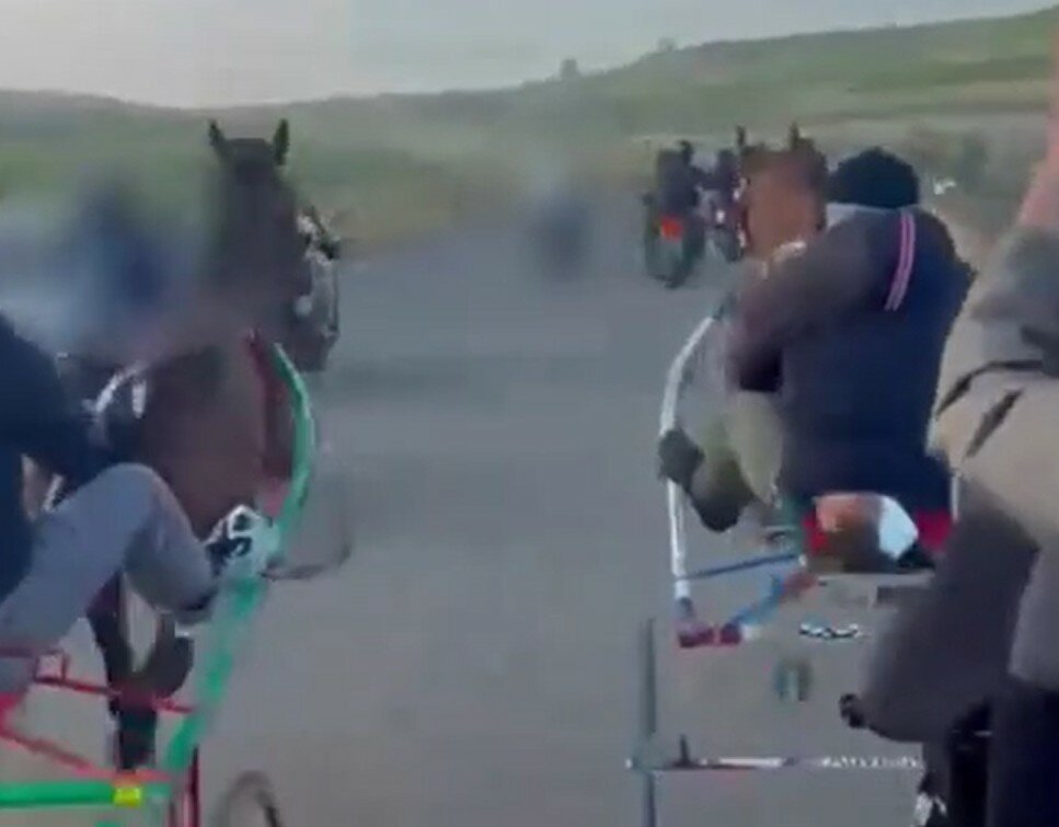 Al galoppo tra i colpi di mitra: scovati i fantini catanesi Al galoppo tra i colpi di mitra: scovati i fantini catanesi
