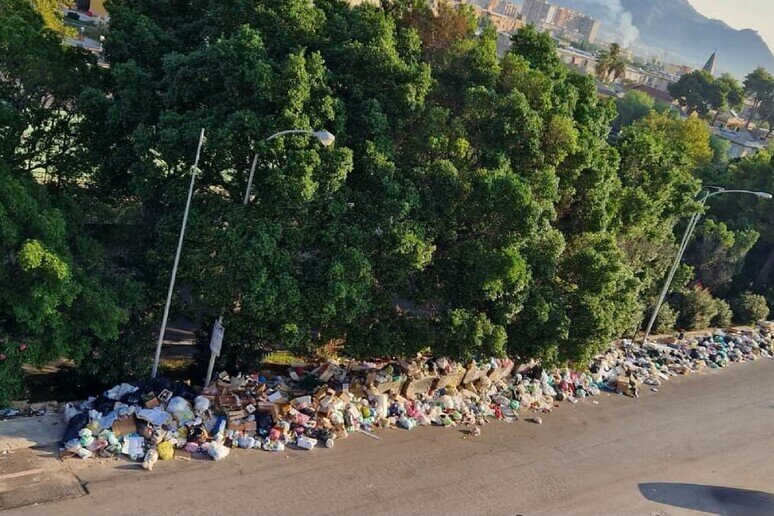 A Palermo tonnellate di spazzatura in strada A Palermo tonnellate di spazzatura in strada